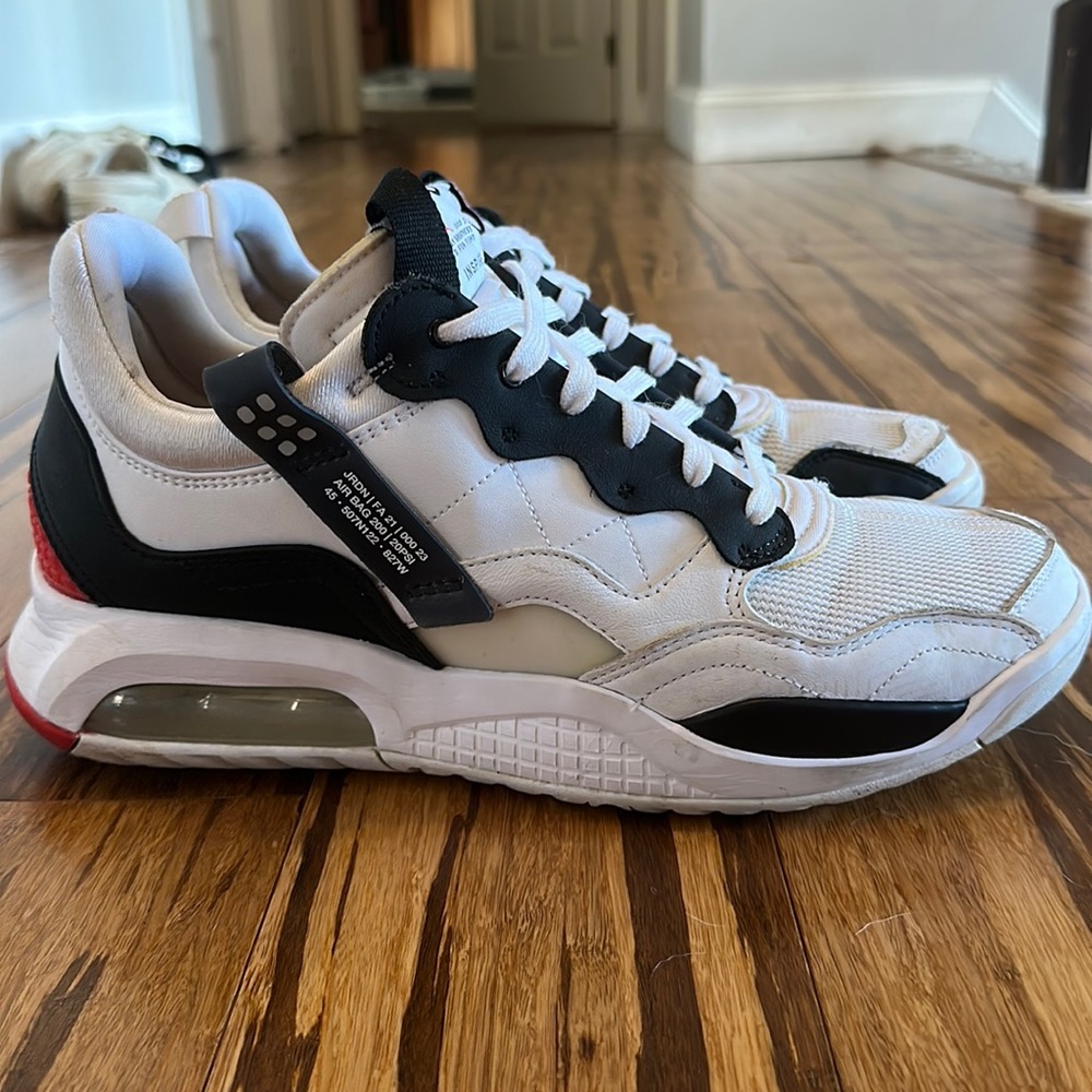 Jordan MA2
White University Red Light Smoke Grey Black (W)